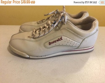 NEW LOW PRICE Vintage Brunswick Womens Bowling Shoes size 9 Med Width white with red