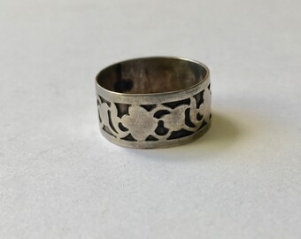vintage sterling patterned band, size 7.5