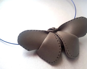 Colgante de cuero sintético-origami mariposa