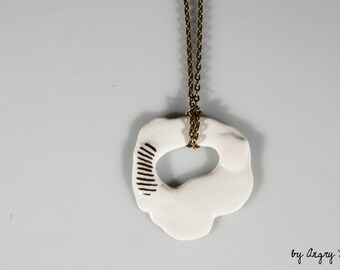 Round collar in white porcelain and gold patterns