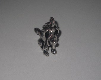 Une Breloque basset hound assis plaqué argent avec bélière pour bracelet style"pandora"