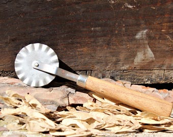 Pastry Cutter - Dough Cutter - Pasta Cutter - Vintage Cutter with Wooden Handle - Vintage Kitchen Utensil - Food Cutter - Kitchen Decor