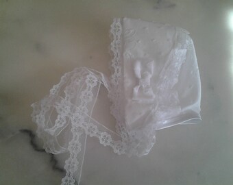 bonnet de baptême en coton brodé