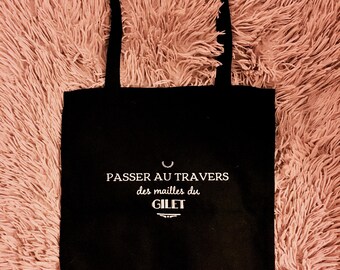 Tote bag through the cracks of the vest