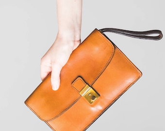 Tan brown leather clutch bag wallet made in Italy // modern luxe aesthetic // utility // 1970's?