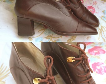 Stivali in pelle marrone vintage, mark Minelli, tacchi, oro fibbie e lacci, dimensione 36, retro / vintage