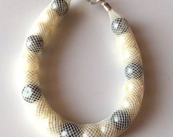 Bracelet mesh tubular cream with pearls