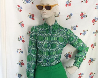 green mod psychedelic button down shirt. vintage 1970s groovy shirt size small!