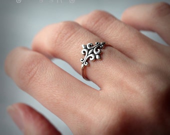 Fleur de lys ring - lily flower - stylized lily symbol - French heraldry - Sterling Silver 925 - Jewelry by Katstudio