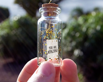 You are amazing! Mensaje en una botella. Miniaturas. Regalo personalizado. Divertida postal de amor.