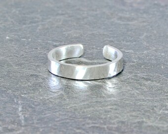 Classic sterling silver toe ring with hammered texture - Solid 925 TR077
