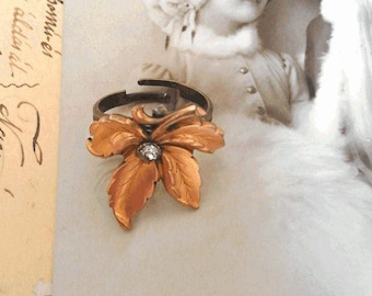Ring Art Nouveau 19th century plated gold leaf and white glass stone