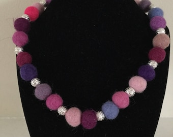 Felt bead choker (pinks)