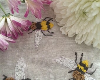 Buzzing bee HandEmbroidered Bees zipper pouch, Embroidered Bees coin purse, eco -friendly Bee cosmetic bag, Handembroidered travel pouch,
