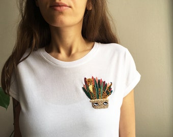 The cheetah and the pot - original hand embroidery on 100% organic cotton t-shirt