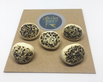 Set of 5 textured ceramic buttons