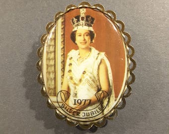 Large Royal Silver Jubilee button 1977.