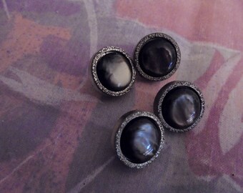 Lot 4 Vintage buttons metal and resin 16 mm