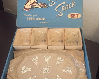 Anchor Hocking 8 piece Serva-Snack Set with Box Cups and Plates