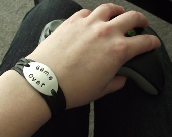 Jeu en cuir Bracelet métal - réglable en cuir Wrap Game Over Bracelet - Geek fabriquées à la main en daim noir Bracelet Wrap