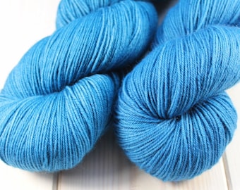 Skein hand dyed - Fingering - superwash Merino and Nylon (75/25) - 100 g / m 425 - Ultramarine