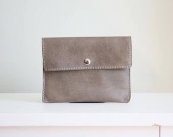Taupe leather pouch - taupe leather wallet - leather card holder / cartera de cuero topo