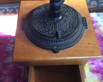 Vintage Country Look Manual Coffee Grinder