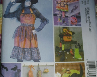 McCalls Crafts S-Med-Lg M6623 Halloween Apron and Decorations