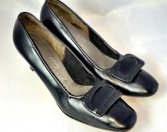 Vintage 60s Black Leather Pilgrim Pumps | Florsheim | Size 7