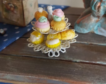 Dollhouse tray with cupcakes