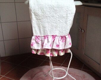 Romantic Towel 50 x 100 cm with floral ruffle