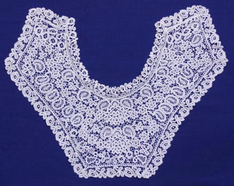 ANTIQUE LACE COLLAR - A Pretty Late 19th Century Honiton Lace Collar worked with Roses and Shamrocks - 1880 - 1900