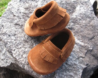 Brown Baby Moccasins. Kids moccasins. Leather baby moccasins.Peter Pan Shoes.Robin Hood moccs.Baby Girl Boy Moccasins.Sizes 0m-3m,6m-18m,4t