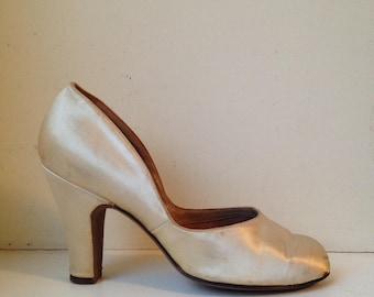 Vintage Satin Pumps / White / Size 6.5