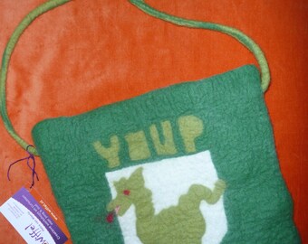 This fun handgevilte bag with a dragon is made of merino wool.