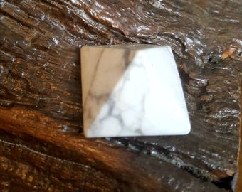 Howlite pyramid