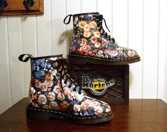 RARE Flowered Sienna Miller Dr Martens Made in E*N*G*L*A*N*D 1460 Floral Combat boots UK 6 ... USA ... Men's 7 and Women's 8