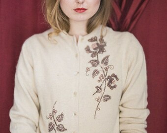 Adorable 1950s Vintage Cream Cardigan ~ Dusty Rose Pearl Vine Embroidery / Size Medium M / Vintage Sweater/ Wool sweater / 50s sweater