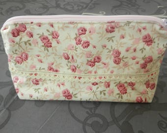Romantic pouch with lace