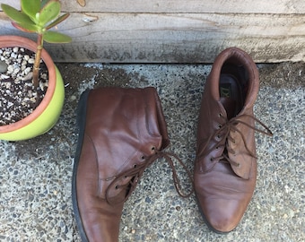Size 8 1980s lace up leather ankle boots//witch boots// granny boots