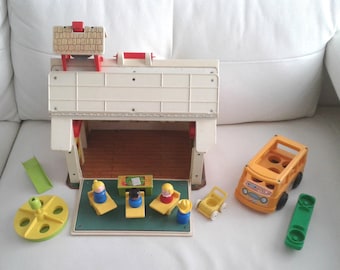 Vintage Fisher Price Little People #923 Play Family School