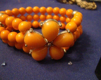 VINTAGE 3 Strand coral lucite stretch bracelet