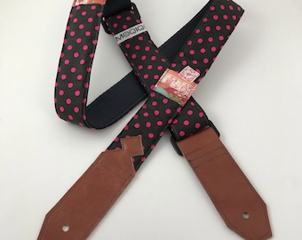 Guitarstrap dark brown with pink polkadots