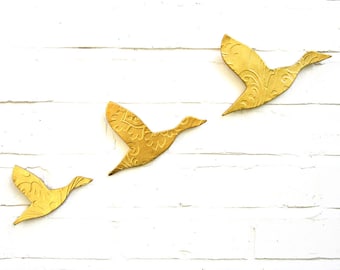 Wall Art Three Ceramic Flying Ducks Metallic Gold Finish Modern Artwork Faux Taxidermy Home Decor Living Room Bathroom Kitchen