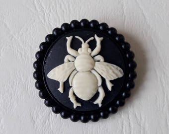 Brooch cameo bee black and beige ♥ ♥