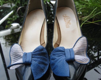 Ribbons and bows ~ 1970s blue patent leather stilettos ~ Sz 6