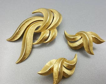 Crown Trifari Brooch and clip earrings gold tone modern Mint Condition