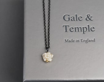 Cream mother of pearl rose necklace