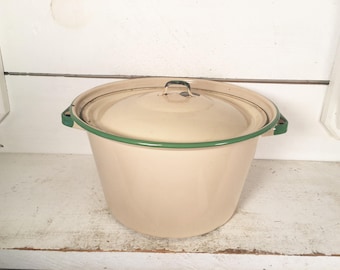 Beige and Green Trimmed Enamelware Stockpot with Lid/Farmhouse Kitchen Collectible Cream and Green Enamelware Stockpot/Shabby Chic Stockpot