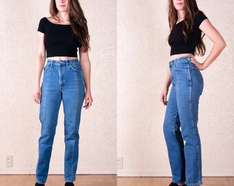 90's Chic High Waist Jeans 27. Tapered leg. Light wash.